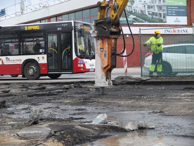 Wykonawca musi używać specjalnej maszyny do rozkuwania betonu.