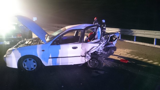 Policjanci z Radymna wyjaśniają okoliczności wypadku na autostradzie A4 w pow. jarosławskim. Ze wstępnych ustaleń wynika, że kierujący oplem vectrą obywatel Ukrainy nie zachował bezpiecznej odległości od jadącego przed nim daewoo lanosa. W wyniku tego doszło do zderzenia obu pojazdów. W zdarzeniu ucierpiała 64-letnia kierująca daewoo i 55-latka. Obie mieszkanki Przemyśla trafiły do szpitala, gdzie pozostały na leczeniu.Policjanci ustalili, że zarówno kierująca daewoo, jak i 40-latek kierujący oplem byli trzeźwi.Funkcjonariusze wykonali na miejscu oględziny i sporządzili dokumentację.