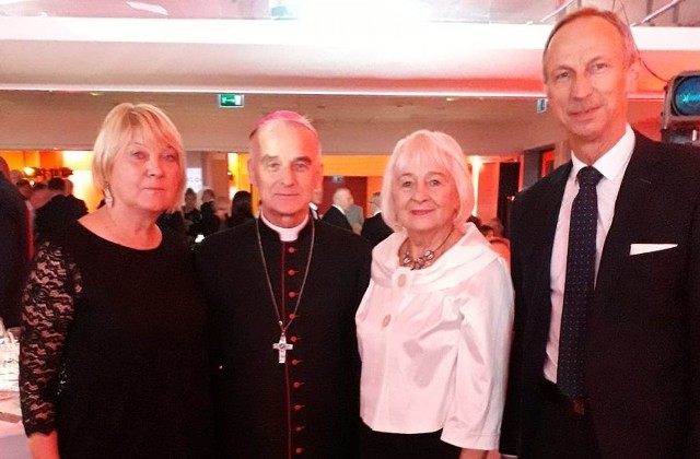 Ksiądz biskup Marian Florczyk z Kielc, delegat Konferencji Episkopatu Polski ds. Duszpasterstwa Sportowców, w Bazylice świętego Krzyża w Warszawie odprawił mszę świętą z okazji 100-lecia Polskiego Związku Lekkiej Atletyki. Po Eucharystii w stołecznym Hotelu Sofitel Victoria odbyła się Gala 100-lecia Polskiego Związku Lekkiej Atletyki. Wzięli w niej udział Prezydent RP Andrzej Duda i szefowie World Athletics Sebastian Coe i European Athletics Svein Arne Hansen. Podczas uroczystości wręczono prestiżową nagrodę Złote Kolce - otrzymali je Joanna Fiodorow i Marcin Lewandowski. W gali uczestniczyło ponad 450 osób. Oprócz księdza biskupa Mariana Florczyka z diecezji kieleckiej, były też inne osoby z Kielecczyzny - olimpijka z Meksyku Mirosława Sarna, obecnie trener w KKL Kielce i Zdzisław Lipiński, trener KKL Kielce oraz Wiesław Rożej, mieszkający w Końskich prezes Świętokrzyskiego Związku Lekkiej Atletyki. (dor)