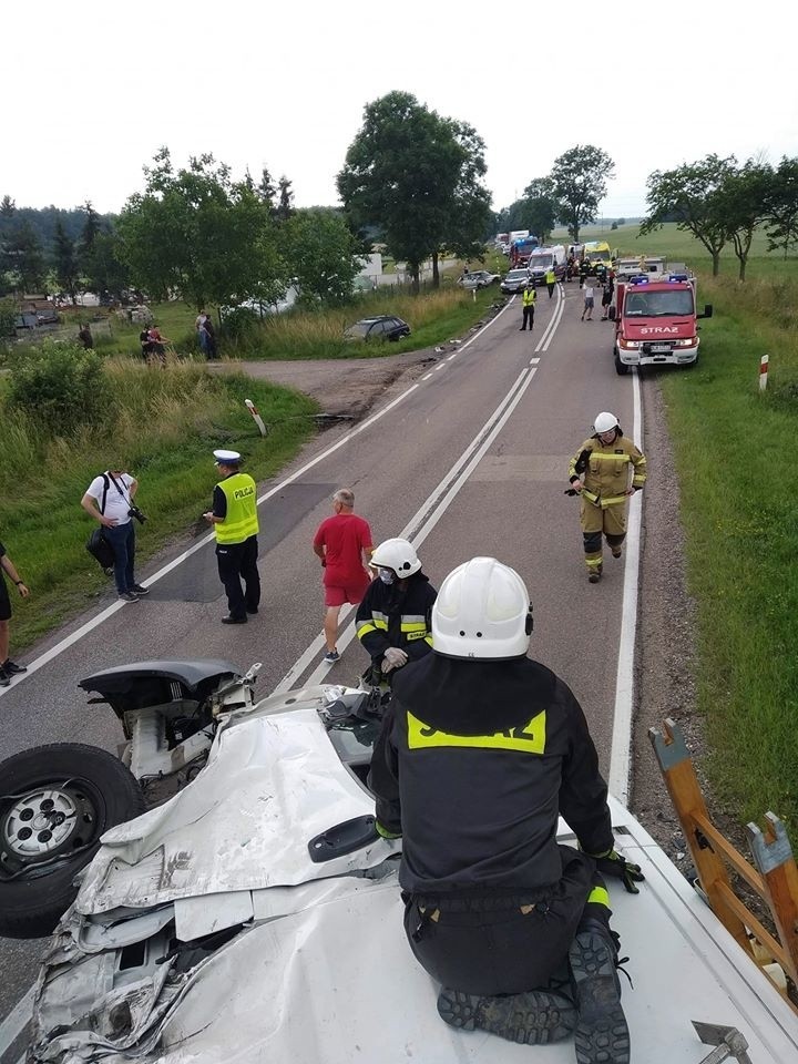 Wyrzyki. Wypadek na DK 64 na trasie Bożejewo - Łomża. Zderzyły się trzy pojazdy. Droga jest zablokowana
