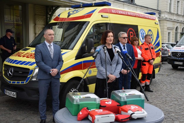 Wojewoda podkarpacka Ewa Leniart w Przemyślu podziękowała służbom medycznym za prace w czasie kryzysu uchodźczego. W briefingu prasowym wzięli również udział Rafał Kijanka, dyr. WSPR w Przemyślu oraz Marek Hanus, dyr. oddziału w Sanoku PGNiG.