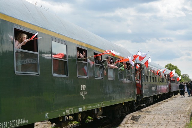 Na sentymentalną podróż zabytkowym pociągiem chętnych nie brakowało. Na stacji kolejowej PKP w Sępólnie z okazji Dnia Flagi zobaczyć można było również rekonstrukcję historyczną przygotowaną przez CKiS.