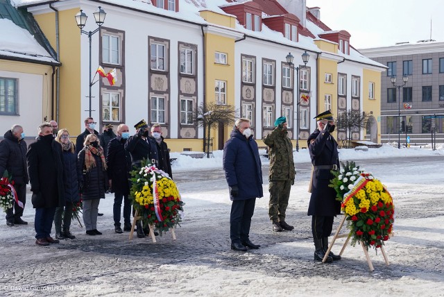 W samo południe prezydent Białegostoku Tadeusz Truskolaski wraz z radnymi złożył kwiaty na Rynku Kościuszki pod pomnikiem Józefa Piłsudskiego.