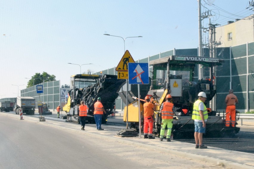 Zaczęło się! Drogowcy układają ostatnią warstwę nawierzchni na budowanej obwodnicy Morawicy [ZDJĘCIA, WIDEO]