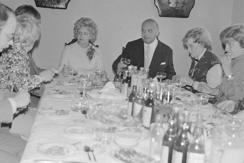 Na zdjęciu: goście weselni Zofii Rutowskiej przy stole,...