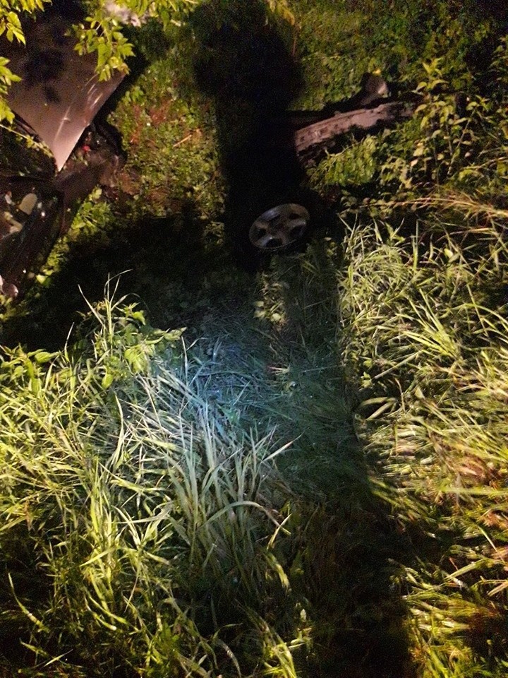 Wypadek w Kryspinowie. Nocą samochód wpadł do rowu. Nietrzeźwy kierowca, jedna osoba poszkodowana