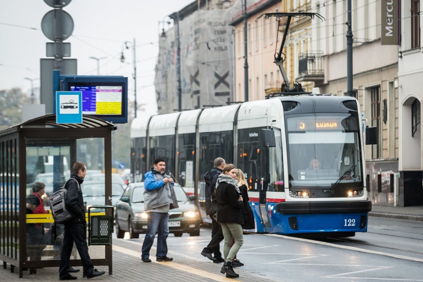 Dodatkowo, przejścia, przystanki autobusowe i perony...