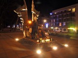 Nieletni ze Stargardu trafi przed sąd za zdjęcie na pomniku Jana Pawła II, które dał na Facebooka
