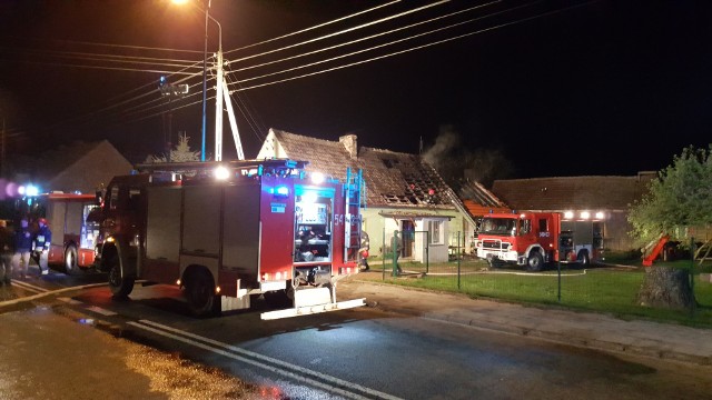 W pożarze w Łubowie (gmina Borne Sulinowo) spłonęła znaczna część domu. Ogień pojawił się w przydomowej kotłowni w późnych godzinach wieczornych w środę. Po chwili pożar objął część mieszkalną domu w Łubowie, tuż przy drodze krajowej nr 20. Pożar gasili strażacy z OSP i ze straży zawodowej ze Szczecinka. Spłonęła część poddasza i części mieszkalnej, na szczęście nikt nie ucierpiał. Zobacz także Pożar w Mścicach