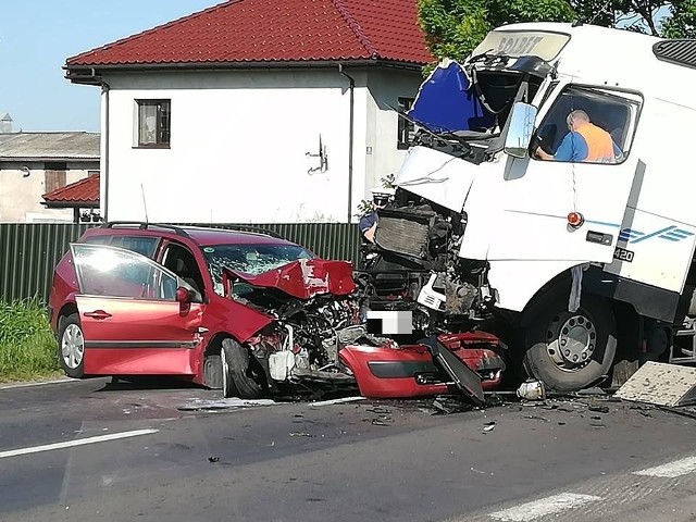 Nad ranem w Papowie Toruńskim zderzyły się ze sobą dwa pojazdy ciężarowe oraz dwa samochody osobowe. Jedną z osób uczestniczących w zdarzeniu przewieziono do szpitala, a droga wojewódzka nr 552 przez kilkadziesiąt minut była całkowicie zablokowana.Ciężarówka marki Scania poruszająca się drogą wojewódzką nr 552 w Papowie Toruńskim w stronę Łysomic, chcąc uniknąć zderzenia z gwałtownie hamującymi pojazdami jadącymi przed nią, zjechała na przeciwny pas ruchu. Tam zderzyła się czołowo z ciągnikiem siodłowym volvo z naczepą. W wyniku zderzenia scania zjechała do rowu, a volvo zderzyło się z renault megane i hondą accord, które jechały za scanią. Do szpitala trafił 41-letni kierowca samochodu renault. Wszyscy uczestnicy zdarzenia drogowego byli trzeźwi.Przez kilkadziesiąt minut w Papowie Toruńskim występowały utrudnienia dla kierujących. Teraz policjanci wyjaśniają przyczyny i okoliczności tego zdarzenia.Dlaczego warto nosić odblaski? Mówi Sławek Piotrowski.