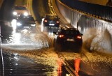 Malbork. "Tunel" pod wiaduktem kolejowym jak basen, zalane inne ulice i piwnice. To skutki ulewnego deszczu