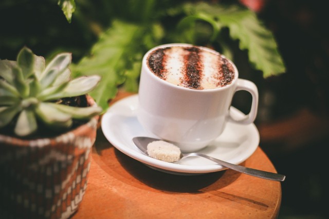 Należy pamiętać, że bezpieczna dzienna dawka kofeiny to 400 mg, co odpowiada 3-5 filiżankom kawy.