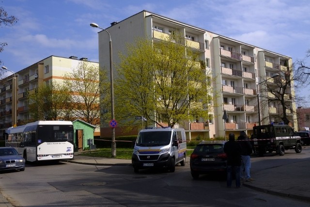 Na trawniku obok śmietnika przy ulicy Lelewela znaleziono dziś (12.04) granat. Ewakuowano mieszkańców trzech klatek dwóch pobliskich bloków, urząd miasta podstawił dla nich specjalny bus. Flesz - wypadki drogowe. Jak udzielić pierwszej pomocy?