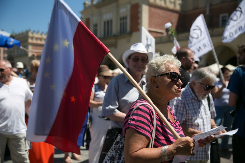 Kraków. Skromna manifestacja KOD na Rynku Głównym [ZDJĘCIA]