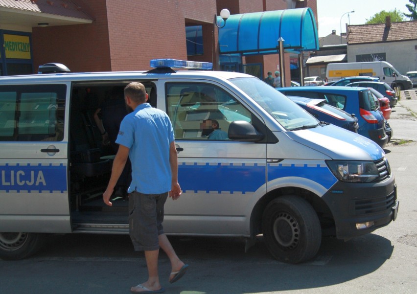 Wypadek w Tarnobrzegu. Opel corsa potrącił pieszego. W Markach dwie osoby ranne w wypadku (ZDJĘCIA)