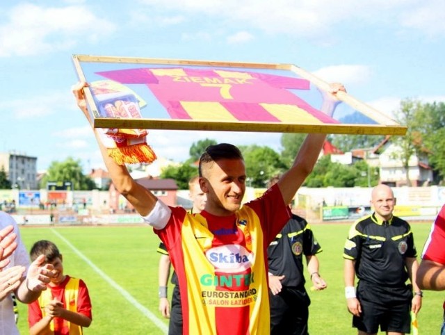 Kapitan Chojniczanki Sławomir Ziemak na koniec przygody w Chojnicach otrzymał koszulkę z podpisami piłkarzy, działaczy i osób związanych z klubem