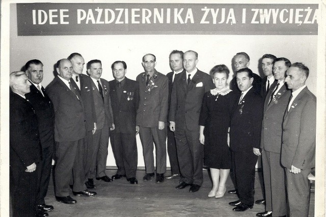 Zdjęcie z gazety z 8 listopada 1966 roku, wykonane z okazji 20-lecia opolskiego PKS. Stoją na nim zasłużeni pracownicy tej firmy.