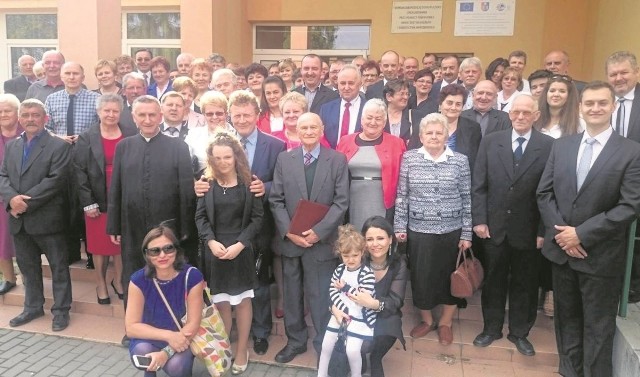 Pan Bronisław Stępień w gronie najbliższych, przyjaciół i wszystkich osób świętujących wraz z nim