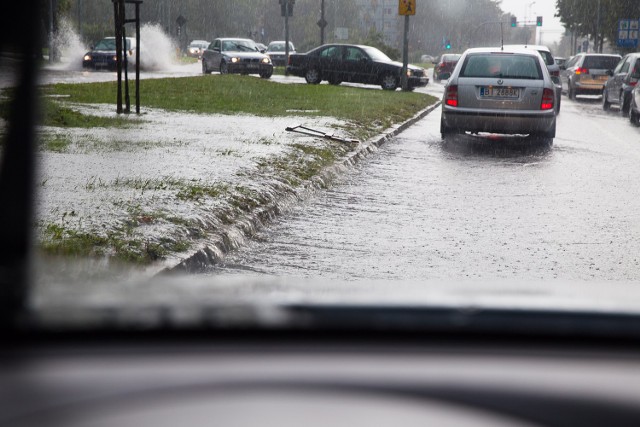 Zalane samochody po gwałtownych deszczach