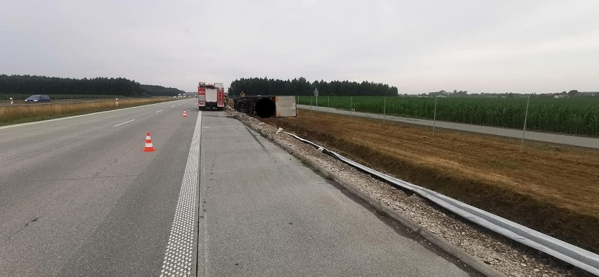 Groźny wypadek na S5 pod Bydgoszczą. Ciężarówka staranowała barierę i przewróciła się na bok [zdjęcia]