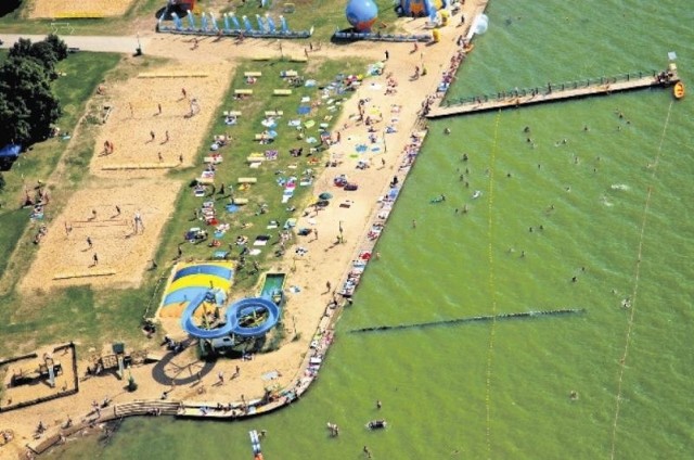 Plaża przy ul. Kolejowej w Giżycku, to jedna z największych atrakcji w regionie. Co roku odbywa się tam szereg imprez, a w sezonie wypoczywają tam turyści nie tylko z Polski ale również z zagranicy.