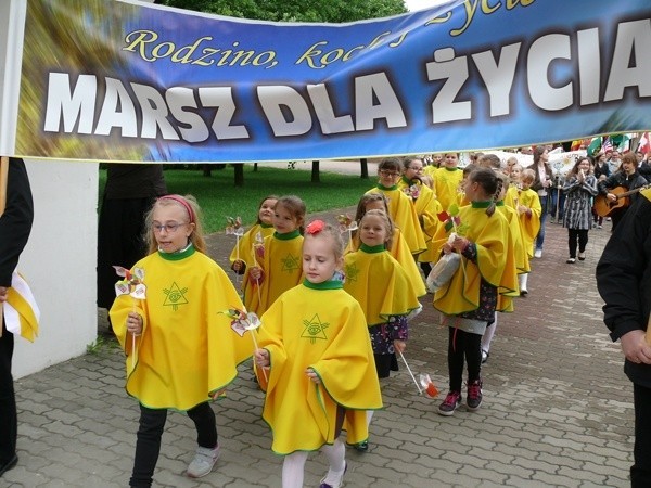 Takie wiatraczki dostały dzieci, które poszły w Marszu dla Życia i Rodziny.  Na dodatek otrzymały  słodki "podarunek pielgrzyma&#8221;.