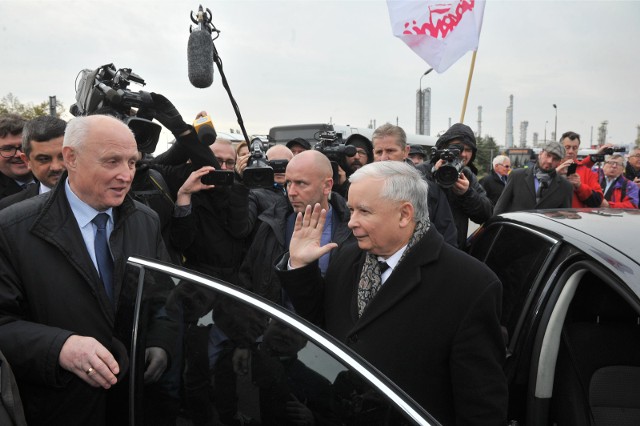 Jarosław Kaczyński prezes PiS wizytuje PKN ORLEN w Płocku. Wita go Wojciech Jasiński 
