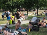 Pogoda dała się łodzianom we znaki. W Łodzi opustoszały nawet plaże, łodzianie chętniej siedzieli w cieniu. ZDJĘCIA