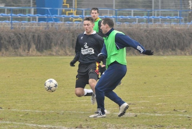 Dariusz Szperlak (z prawej), stoper Gwardii  tym razem nie powstrzymał napastników Astry.