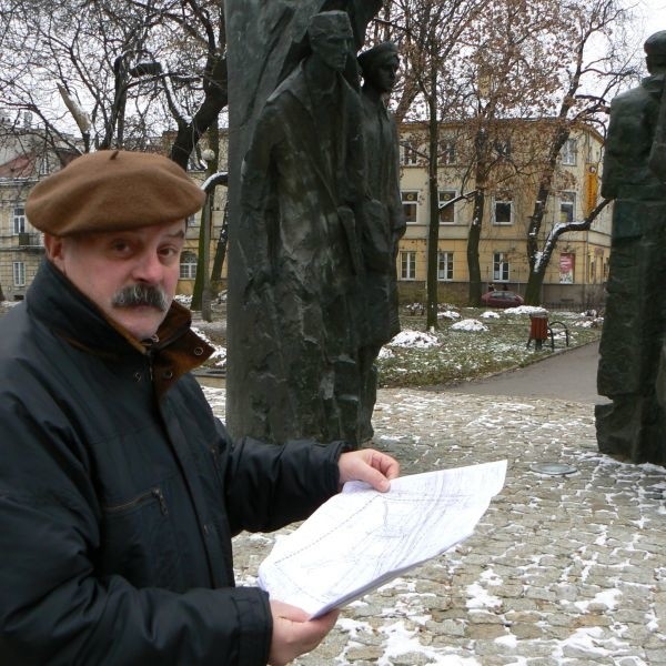 - Do pomnika miało być zrobione pochyłe podejście - mówi Stanisław Szrek.