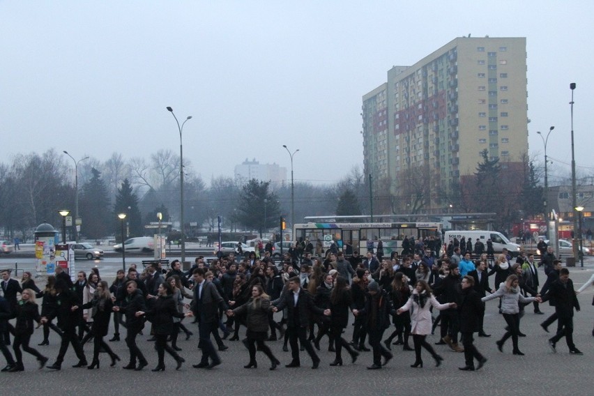 Dąbrowscy maturzyści zatańczyli poloneza na placu Wolności