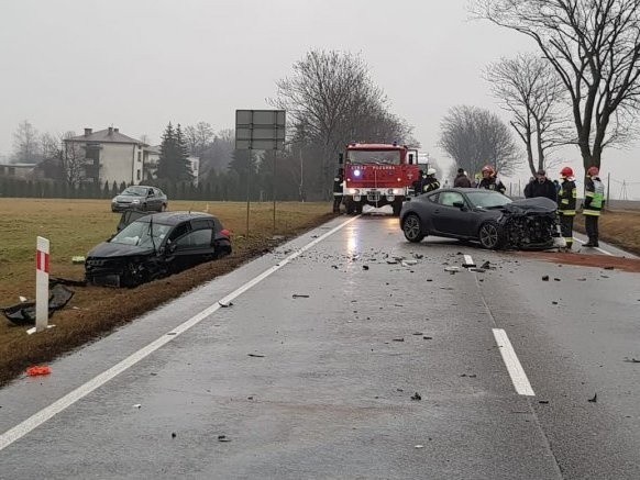 NOWE FAKTY Groźny wypadek w Szebniach koło Jasła. 4 osoby ranne, w tym dwoje dzieci [ZDJĘCIA]