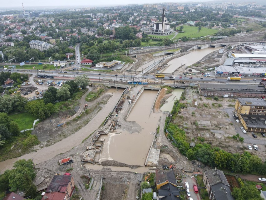 Kraków. Zalana Trasa Łagiewnicka zamieniła się w Wisłę 2.0