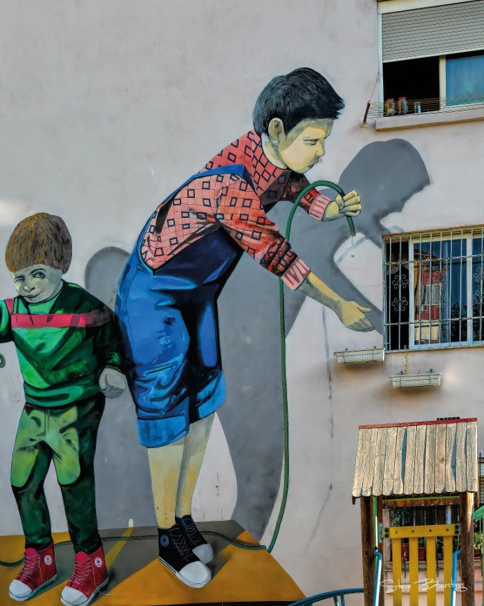 Tirana, stolica Albanii słynie m.in. z murali