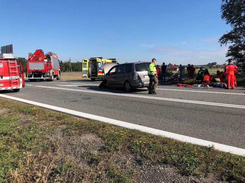 Zderzenie volkswagena ze skodą. Poszukiwani świadkowie wypadku na krajowej 45 pomiędzy Jełową i Zawadą