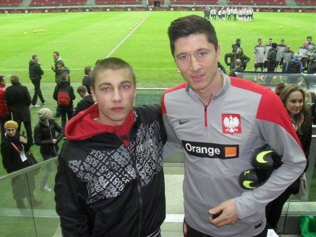 Spełniło się marzenie chorego na raka 17-letniego Maćka z Ostrołęki - spotkał się z "Lewym"