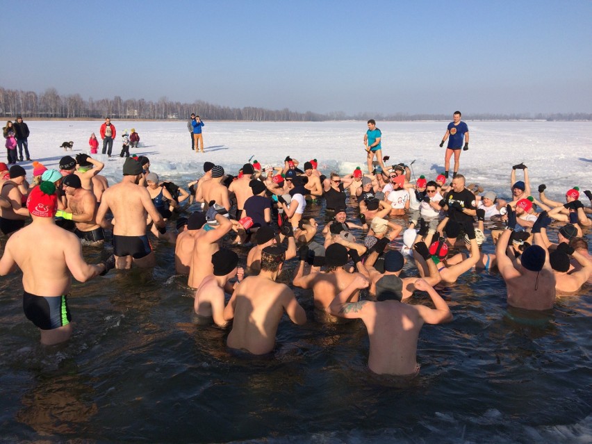 Morsy Dąbrowa Górnicza: Oni uwielbiają lodowate kąpiele zimą [WIDEO+ZDJĘCIA]