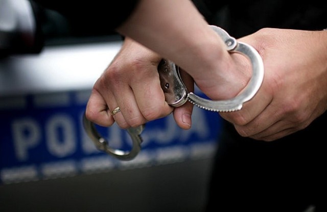 Policjanci zauważyli poszukiwanego 22-latka na przystanku autobusowym w Gorzowie Wlkp.