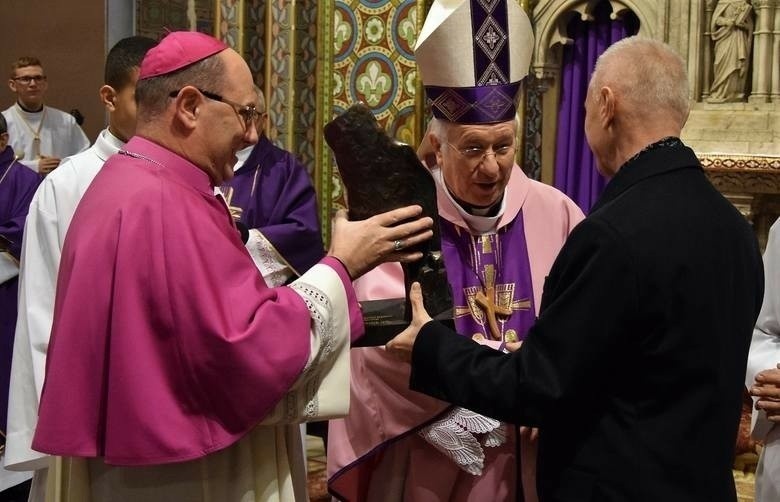 Biskup Andrzej Dziuba złożył rezygnacje na ręce papieża