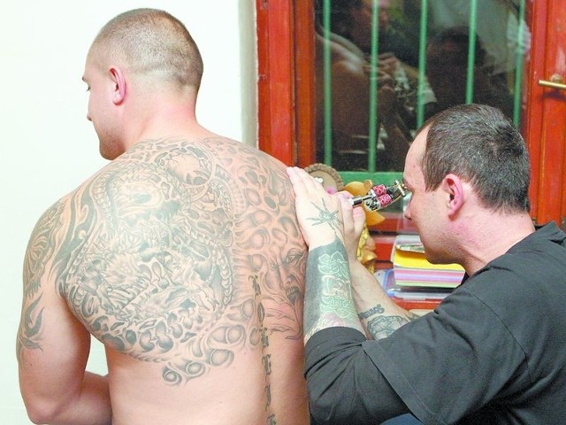Dzień tatuażu w Słupsku, w byłym lokalu ArtElier. Osoby z takimi tatuażami zapraszamy do udziału w naszym plebiscycie.  