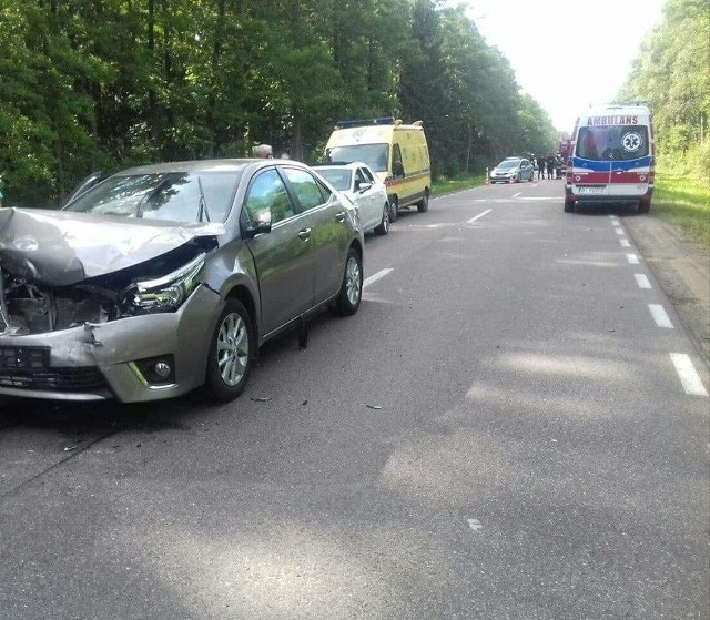 W niedzielę około godz. 15.30  na drodze krajowej nr 65 na wysokości miejscowości Chraboły doszło do wypadku