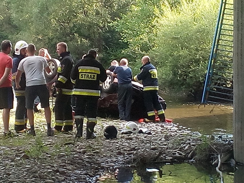 Sękowa. Wypadek na drodze wojewódzkiej. Samochód osobowy przełamał bariery na moście i wpadł do rzeki. Droga jest zamknięta!