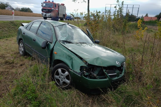 Do zdarzenia doszło we wtorek około godz. 15 na drodze krajowej nr 77 w Żurawicy pod Przemyślem.- Kierujący nissanem, 58-letni przemyślanin jechał lewym pasem w kierunku Przemyśla, z niewyjaśnionych przyczyn gwałtownie zjechał na prawy pas, a następnie wypadł z drogi - powiedziała sierż. szt. Marta Fac z KMP w Przemyślu.Z 58-latkiem podróżowało jego rodzeństwo: 60-letni brat i 65-letnia siostra. Wszyscy wracali z grzybów. Kierujący i kobieta z urazami głowy zostali przetransportowani karetką do szpitala na szczegółowe badania.Kierujący był trzeźwy. Policjanci ukarali go mandatem.