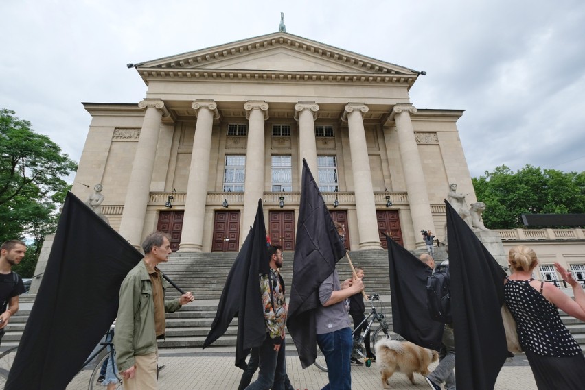 Kilkadziesiąt osób przemaszerowało ulicami Poznania, by...