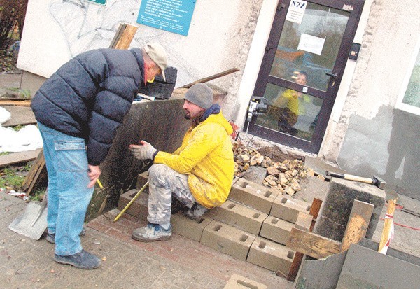 Wejście do poradni pediatrycznej i pomocy doraźnej jest obecnie remontowane. Drugie, tymczasowe znajduje się tuż za rogiem budynku, po lewej stronie. 