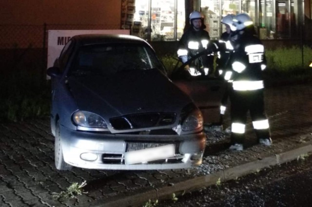 19-letni kierowca nie zapanował nad pojazdem i uderzył w latarnię.