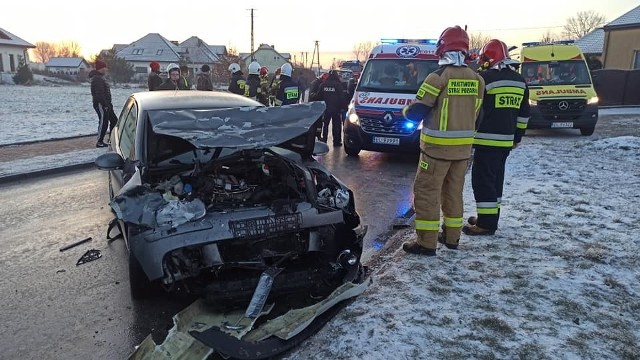 Wypadek w Wolborzu - rano, 22 marca 2021, zderzyły się czołowo volkswagen golf i autobus iveco przewożący pracowników