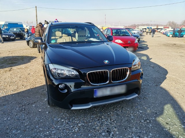 BMW X1 z 2011 roku. Silnik 1,9 diesel. Stan licznika 135 tys. km. Dodatkowe wyposażenie: Klimatyzacja, poduszki powietrzne, oryginalny lakier, skórzana tapicerka, grzane fotele. Cena: 46 900.