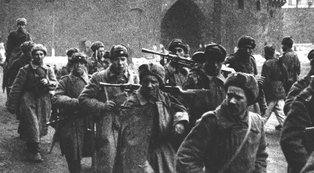 25 października 1945 w Jeżowie (pow. brzeziński) doszło do starć polsko-rosyjskich. Polscy chłopi, milicjanci i żołnierze starli się z żołnierzami sowieckimi na miejscowym targu. Pijani Rosjanie wpadli w szał, bo Polacy podwyższyli ceny kiszonych ogórków.