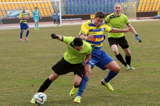 Najwięcej w zamieszaniu z kartkami Kacpra Górskiego zyskał Siergiej Jarowij (w żółto-niebieskiej koszulce). Ukrainiec dzięki temu wyszedł w pierwszym składzie